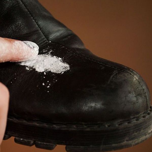 Как избавиться от белого налета на обуви
