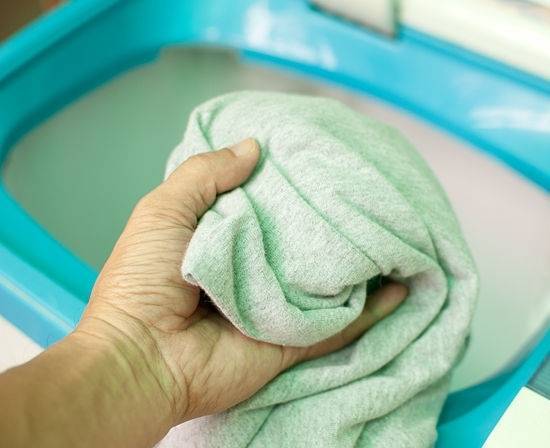 Как удалить плесень с ткани (20 фото)? чем можно удалить пятна с коляски в домашних условиях, как отстирать одежду в стиральной машине