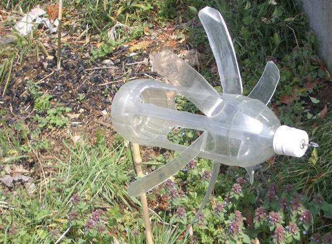 Вертушка от кротов из пластиковой бутылки: как сделать отпугиватель для огорода